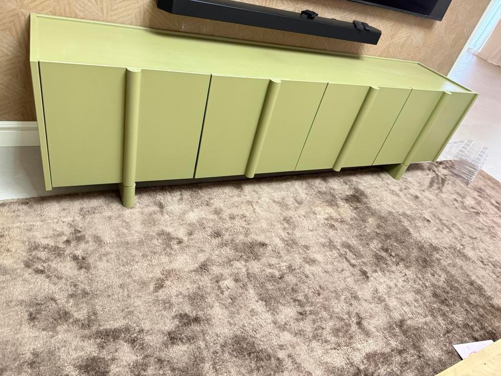 Woood Basu TV-Meubel – Grenen Moss 200cm, Huis en Inrichting, Kasten | Televisiemeubels, Ophalen of Verzenden, Zo goed als nieuw