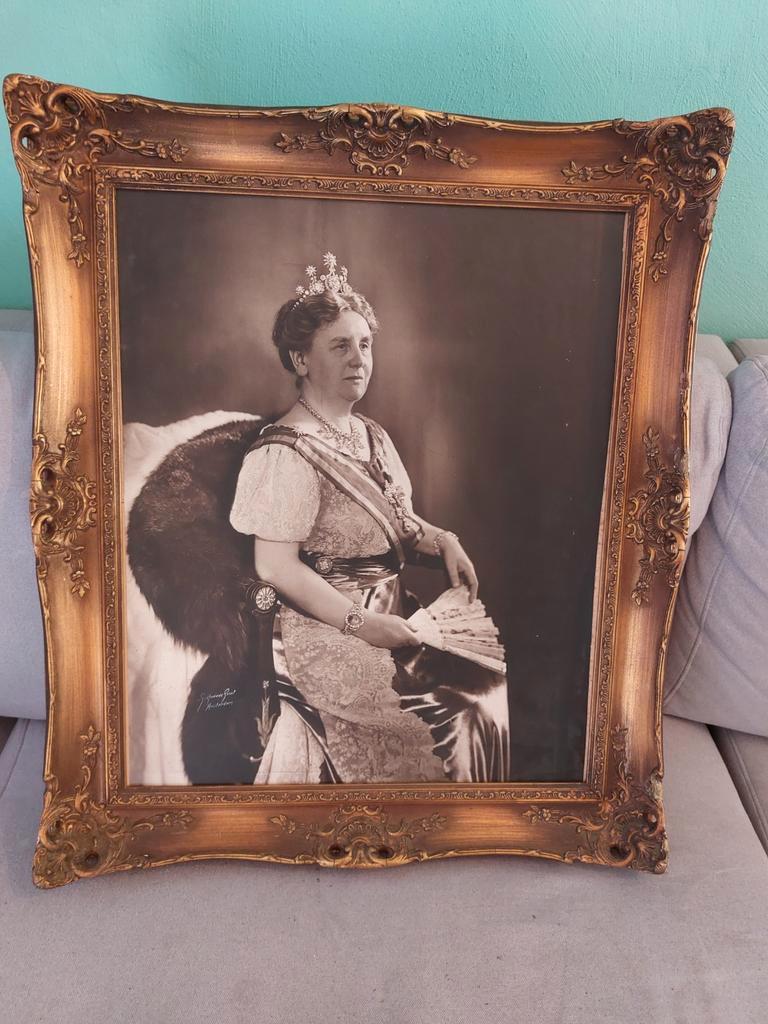 Potret Koningin Wilhelmina in sierlijke lijst, Ophalen