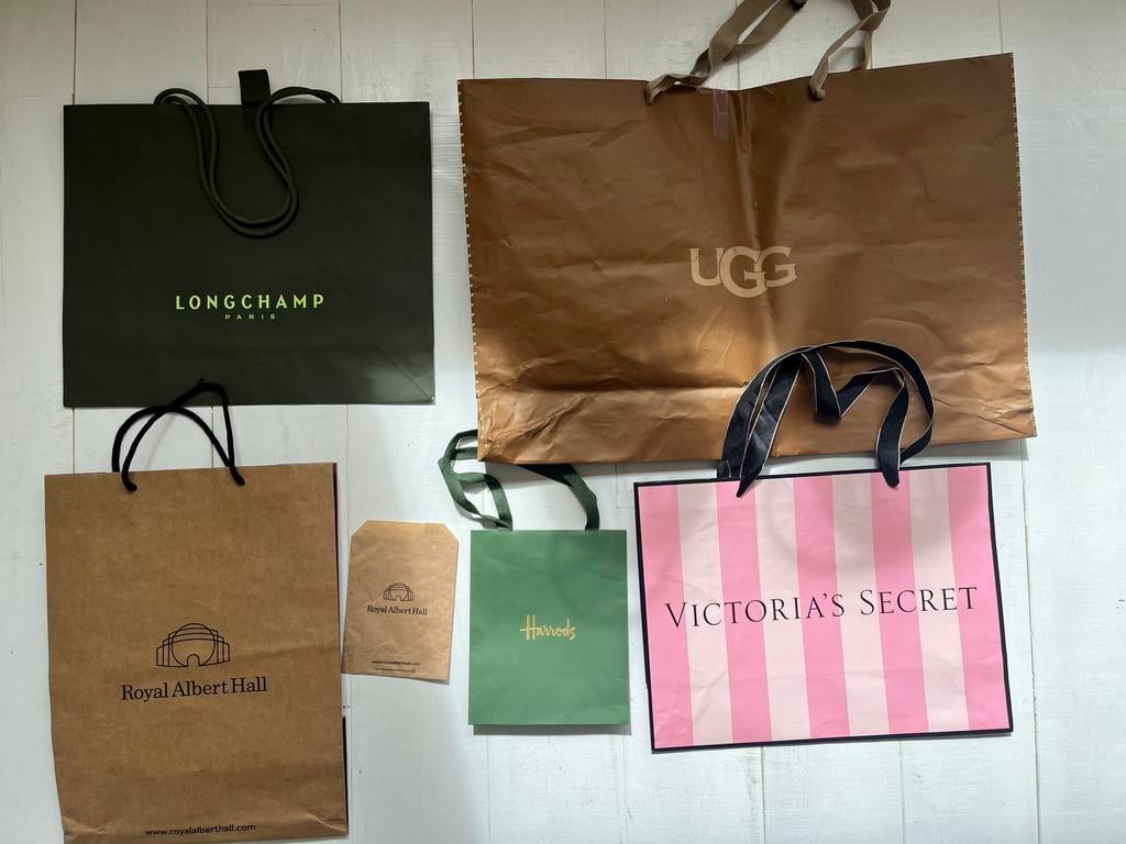 Papieren tas. Uggs, Victoria’s secret Harrods Long Champ, Ophalen of Verzenden, Gebruikt, Overige kleuren