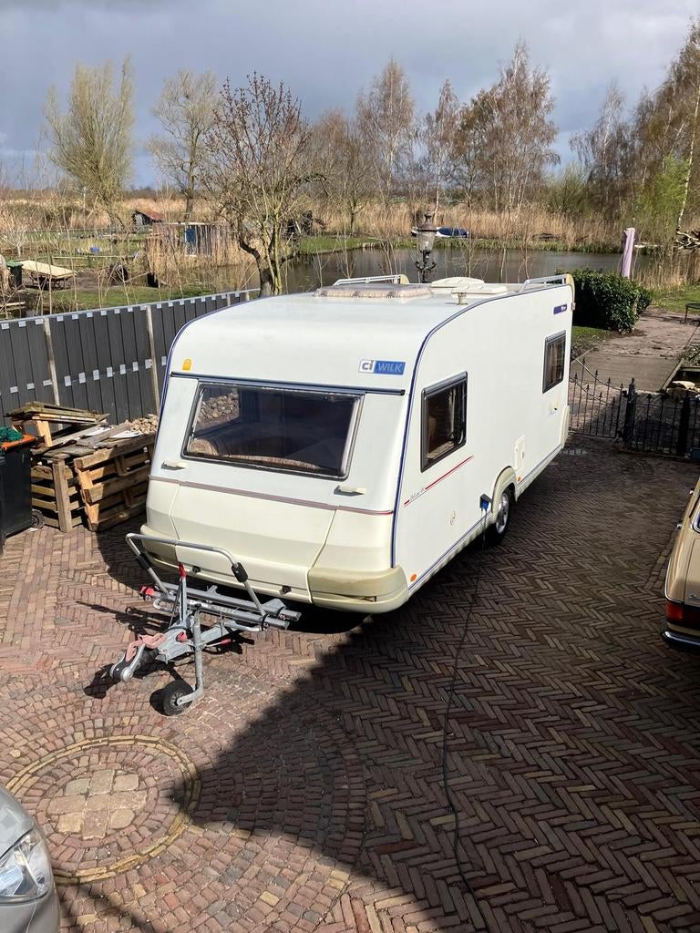 Wilk 491 de Luxe met voortent, luifel en stapelbed, Rondzit, 5 tot 6 meter, Schokbreker, Wilk