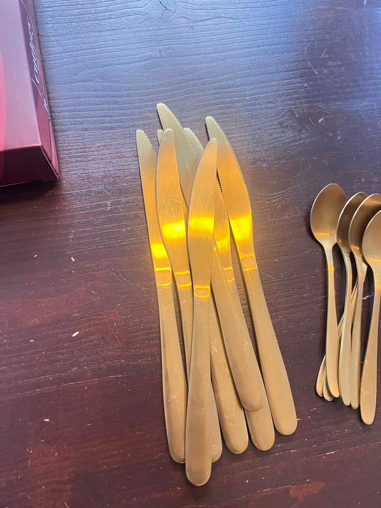 Gouden Bestekset - 37 Stuks (7x lepel, vork, mes, 14x theele, Huis en Inrichting, Ophalen, Zo goed als nieuw, Overige materialen