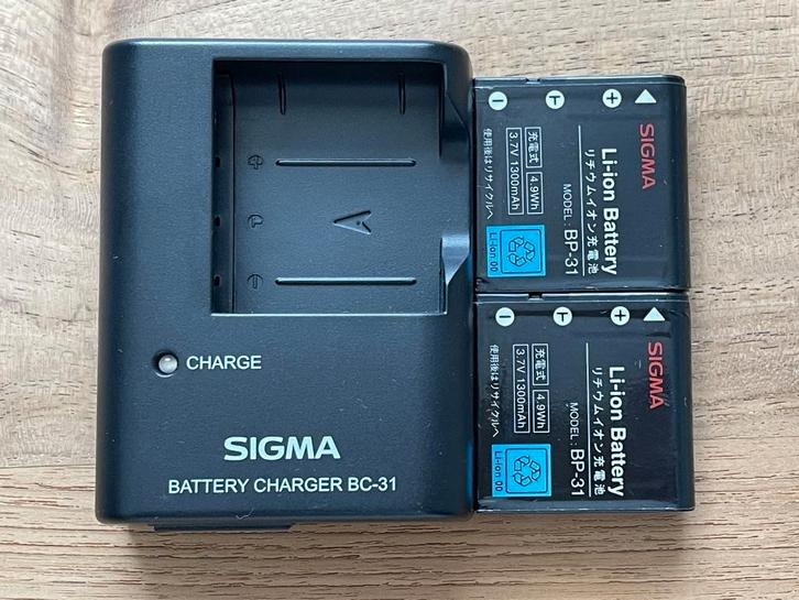 Sigma DP1 DP2 BC-31 Originele lader 2x BP-31 accu batterijen, Audio, Tv en Foto, Fotografie | Accu's en Batterijen, Zo goed als nieuw