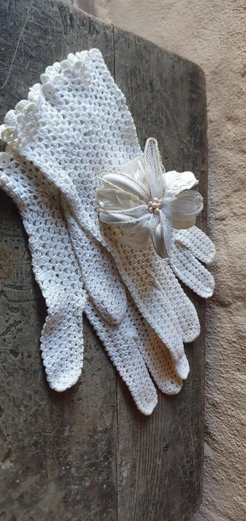 Set antieke handschoenen van fijn haakwerk met oude corsage, Antiek en Kunst, Ophalen of Verzenden, Dames