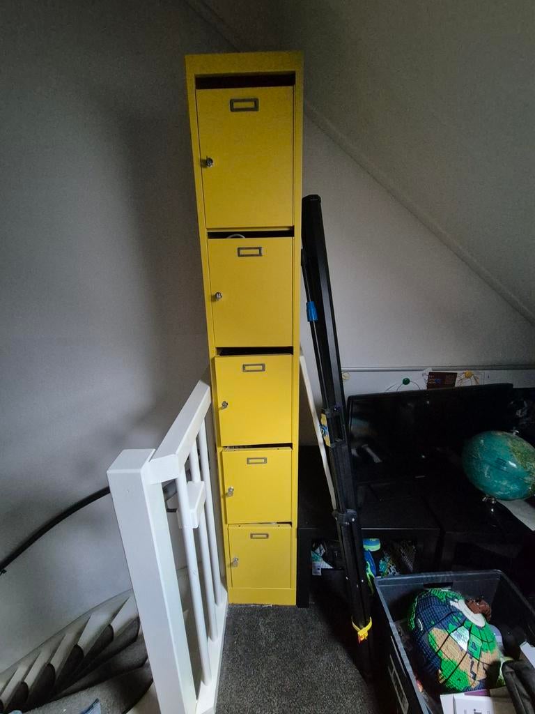 Gele kluisjeskast, Ophalen