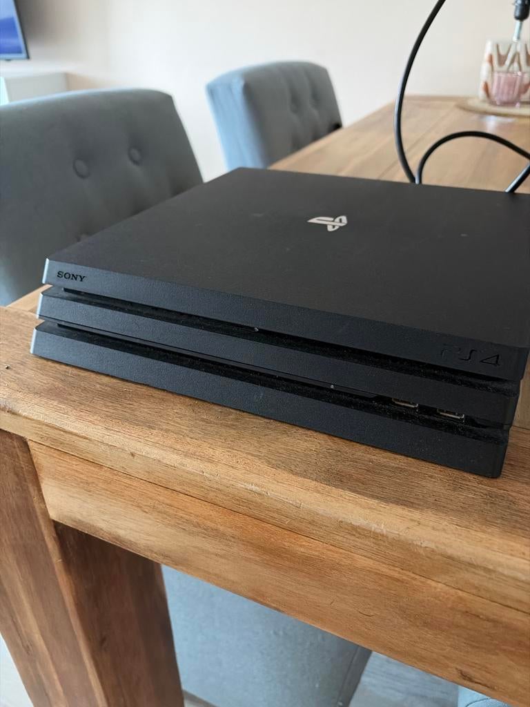 PlayStation 4 Pro met 2 controllers en 9 topgames, Spelcomputers en Games, Spelcomputers | Sony PlayStation 4, Met games, Met 2 controllers