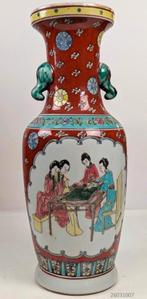 Deze Chinese porseleinen vaas in de stijl van Famille Rose, Overige kleuren, Ophalen of Verzenden, Minder dan 50 cm, Glas