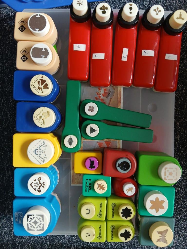 Grote collectie ponsen voor knutselprojecten, Gebruikt, Geschikt voor karton, Gereedschap of Toebehoren, Meerkleurig
