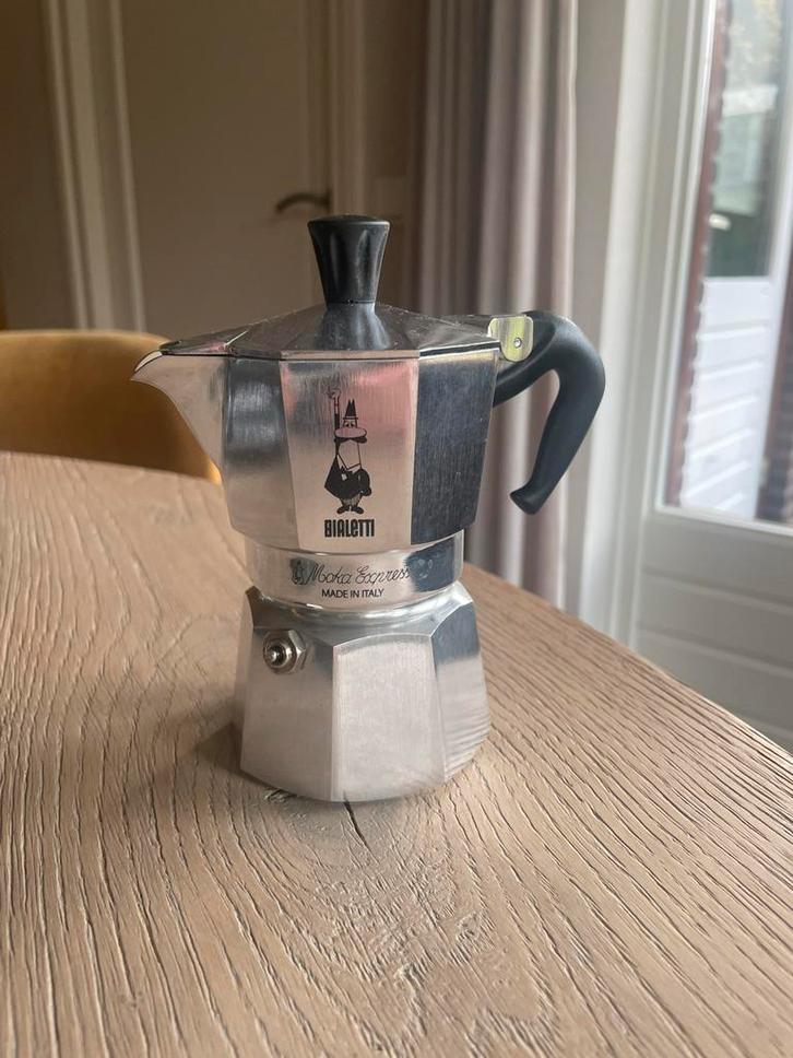 Bialetti Moka Express 2-kops percolator NIEUW, Witgoed en Apparatuur, Koffiezetapparaten, Nieuw, Gemalen koffie, Espresso apparaat