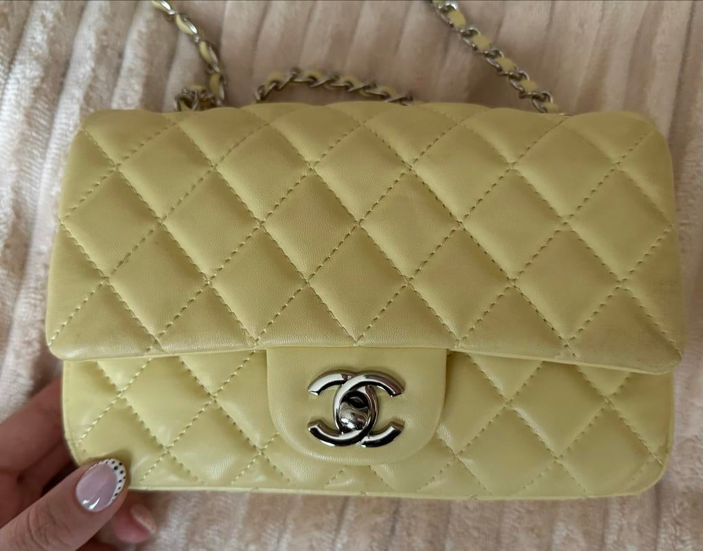 Gele mini Chanel tas, Sieraden, Tassen en Uiterlijk, Tassen | Damestassen, Ophalen of Verzenden, Gebruikt, Geel, Schoudertasje