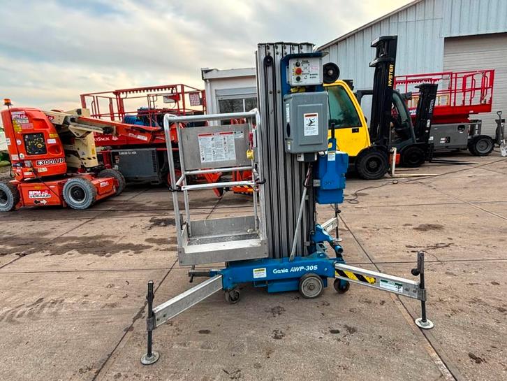 Genie AWP30S masthoogwerker Genie 2002 11 meter (bj 2002), Zakelijke goederen, Machines en Bouw | Liften, Steigers en Ladders