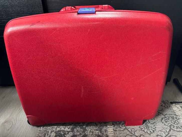 Delsey koffer rood, Sieraden, Tassen en Uiterlijk, Koffers, Gebruikt, Hard kunststof, 60 tot 70 cm, 45 tot 55 cm, Slot, Wieltjes