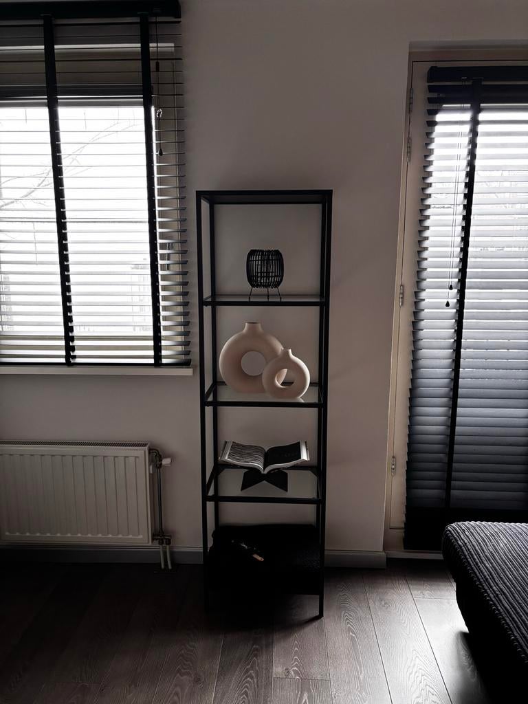 Zwart/bruine vitrinekast met glazen planken, Huis en Inrichting, Ophalen, Met plank(en), Minder dan 50 cm, Gebruikt