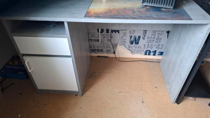 Net bureau BILLUND 54x120 wit/beton - Afmetingen zie foto, Huis en Inrichting, Bureaus, Zo goed als nieuw, Bureau, Ophalen