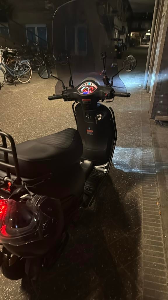 Senzo Rivalux special scooter matt zwart, Fietsen en Brommers, Scooters | Overige merken, Ophalen, Maximaal 45 km/u, Zo goed als nieuw