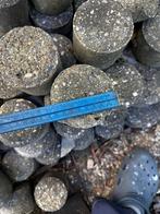 Ronde klinkers af te halen voor een kratje bier, Ophalen, Gebruikt, Beton, Klinkers