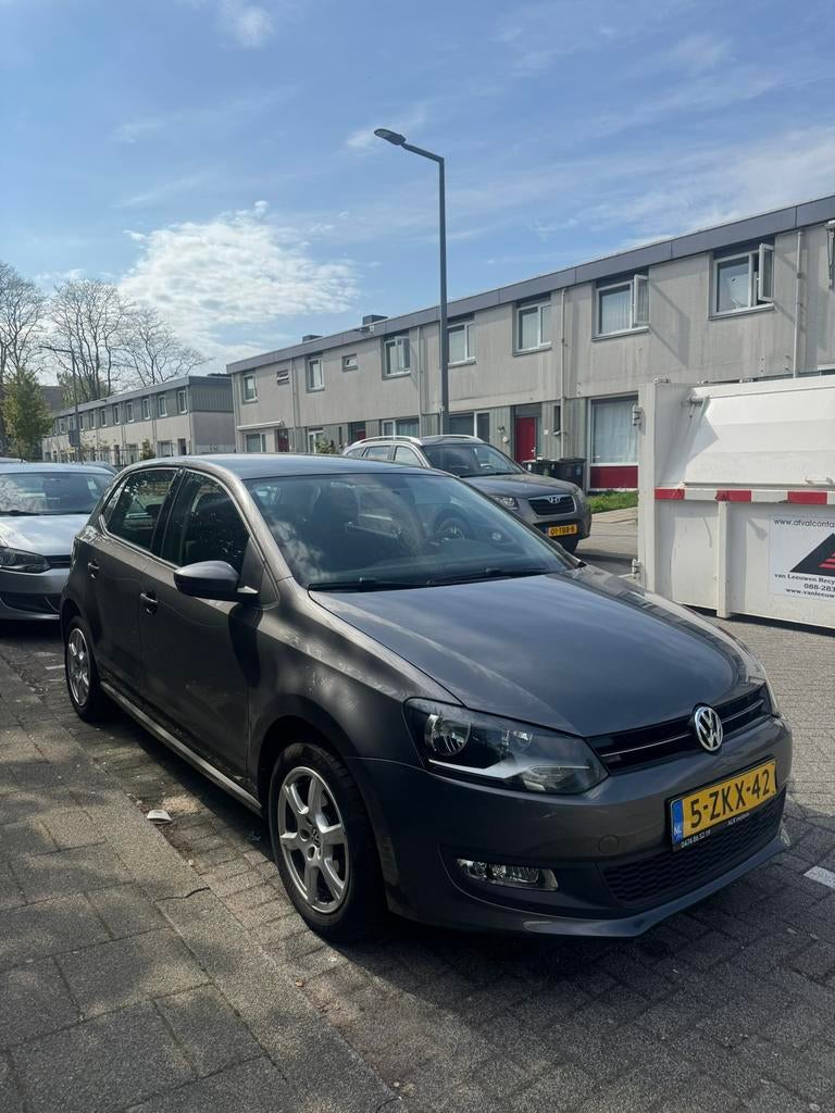 Volkswagen Polo 1.2 51KW 2013 Grijs, Auto's, Volkswagen, Voorwielaandrijving, 967 kg, 40 €/maand, 1198 cc