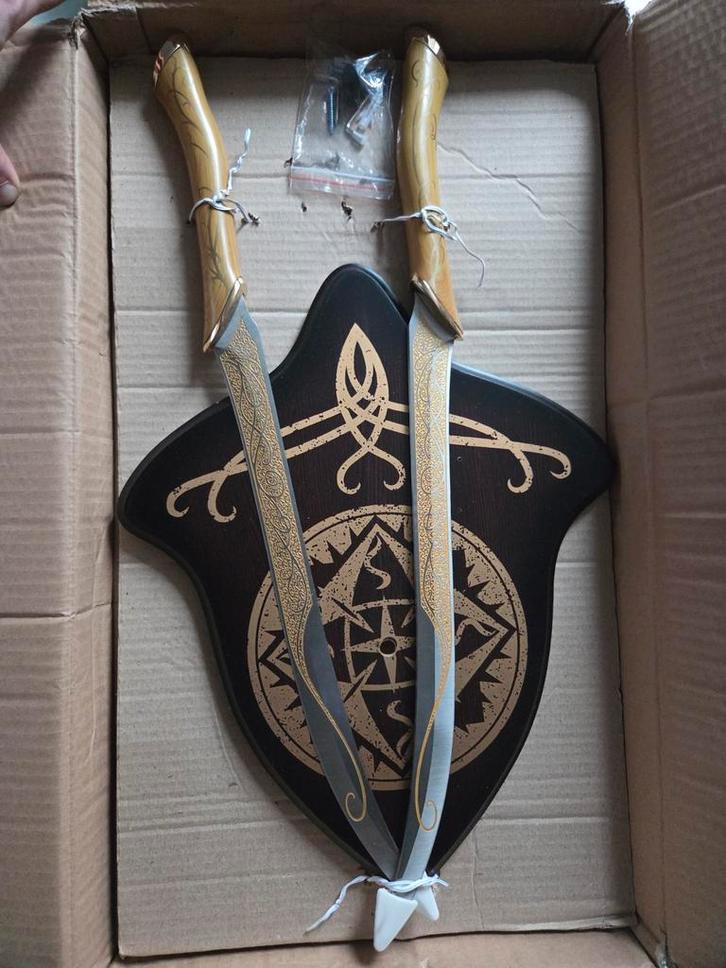 Lord of the Rings Elven zwaarden met wanddisplay, Verzamelen, Overige Verzamelen, Nieuw, Ophalen of Verzenden
