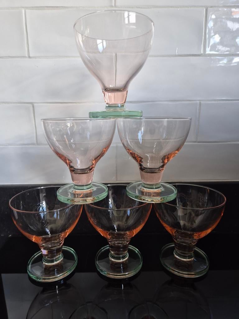 6 glazen ijscoupes met groen/oranje- roze kleuren, Verzamelen, Glas en Borrelglaasjes, Ophalen of Verzenden, Zo goed als nieuw