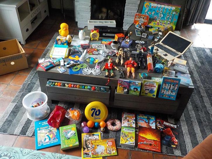 grote verzameling speelgoed 2 bananendozen vol, Kinderen en Baby's, Speelgoed | Actiefiguren, Zo goed als nieuw, Ophalen of Verzenden