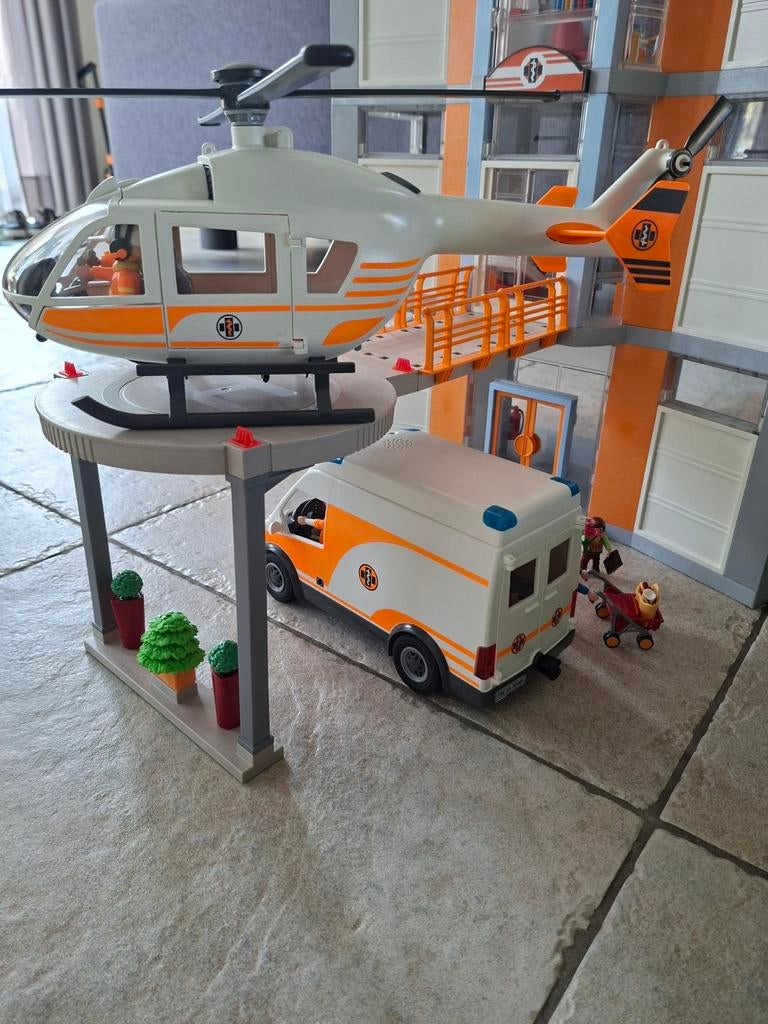 Playmobil ziekenhuis met helikopter en ambulance, Kinderen en Baby's, Speelgoed | Playmobil, Ophalen, Zo goed als nieuw, Complete set