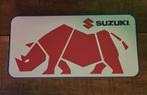 SUZUKI Rhino reclamebord  30-x 15cm kunststof, Ophalen of Verzenden, Zo goed als nieuw, Auto's