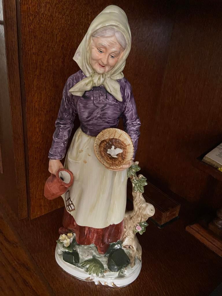 Vintage Porseleinen Beeldje Oude Vrouw, Verzamelen, Beelden en Beeldjes, Ophalen, Gebruikt, Mens