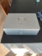 Grijze metalen geldkist met sleutel, Verzamelen, Spaarpotten, Ophalen of Verzenden, Gebruikt, Metaal of Blik, Overige thema's