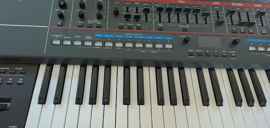 Roland Juno-X synthesizer, Muziek en Instrumenten, Synthesizers, Ophalen, Zo goed als nieuw, 61 toetsen, Roland