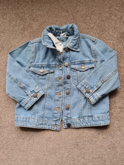 Spijkerjasje maat 98/104 met geborduurde achterkant, Meisje, Nieuw, Ophalen of Verzenden, Hema