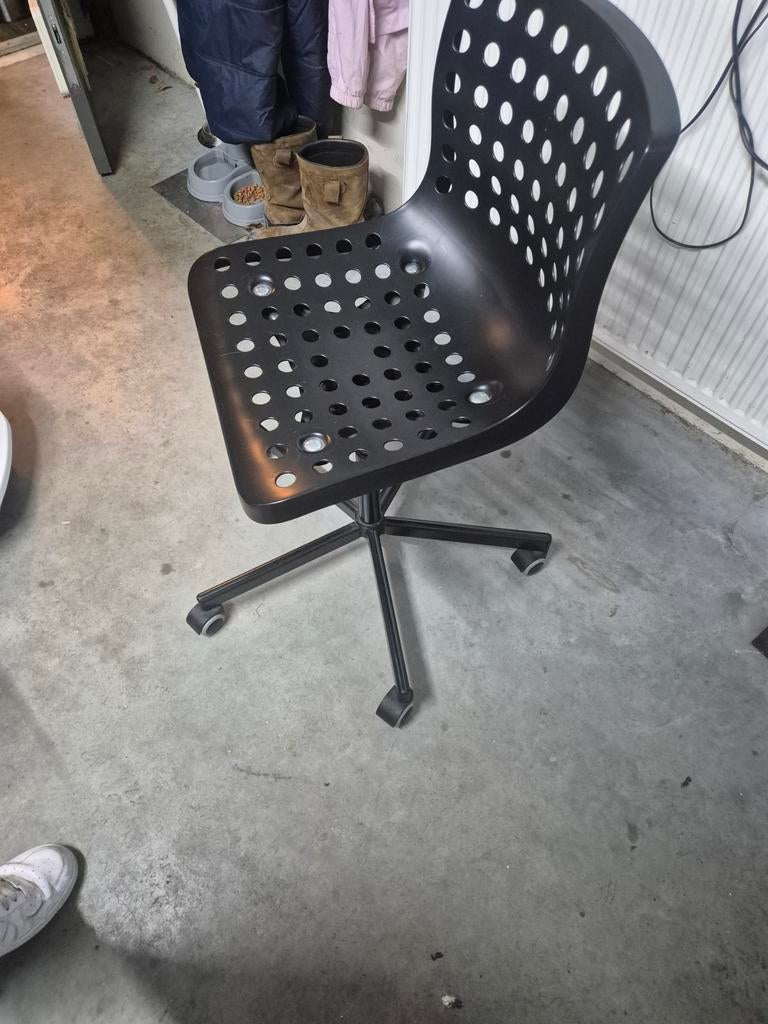 Zwarte bureaustoel met wieltjes, Ophalen
