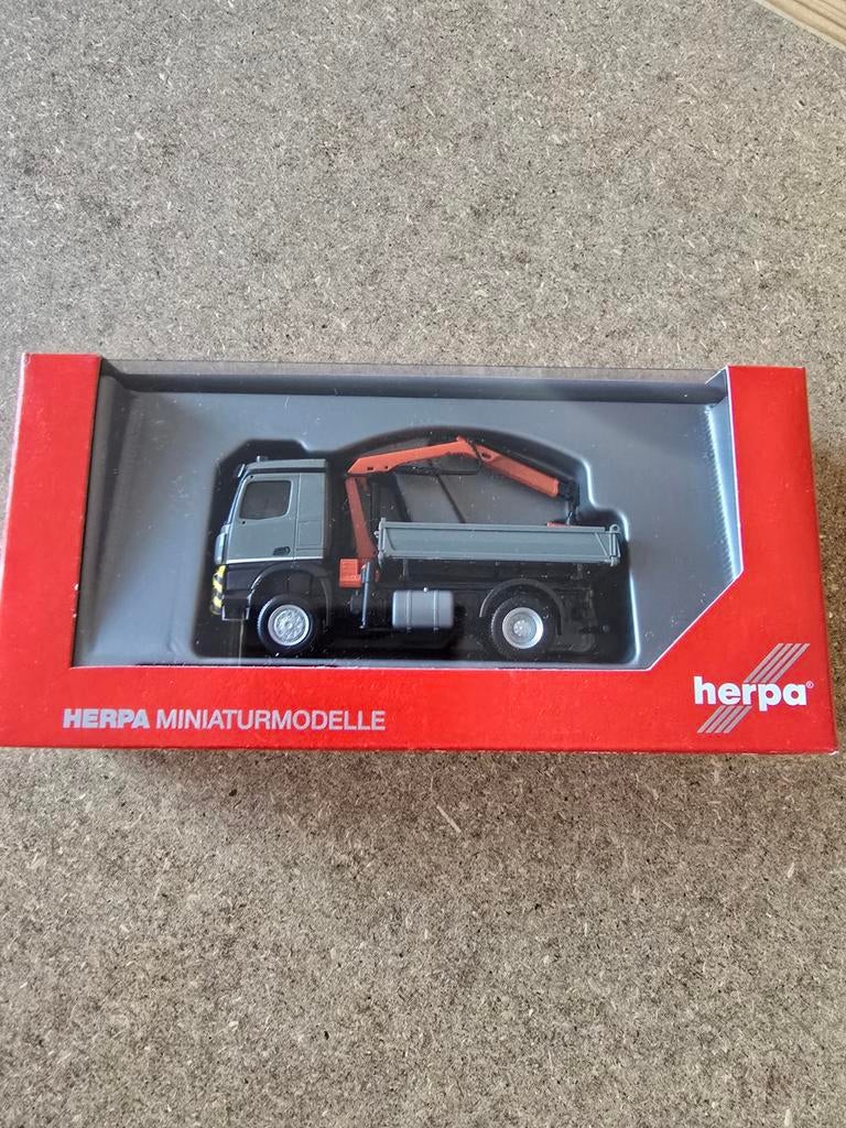 1365 mb actros 4x4 kipper met kraan, Ophalen of Verzenden, Nieuw, Bus of Vrachtwagen, Herpa
