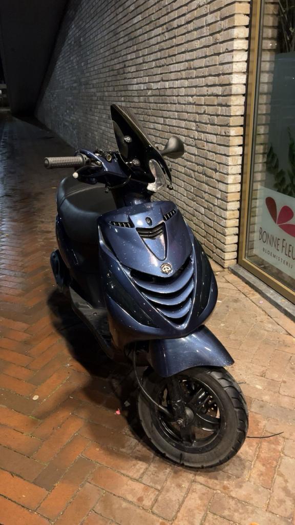 zip 50cc 4t 2v, Fietsen en Brommers, Scooters | Piaggio, Ophalen of Verzenden, Zo goed als nieuw, Benzine, Zip