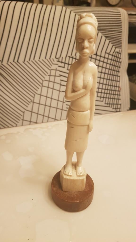 Vintage Afrikaans beeldje van een vrouw, handgesneden, Antiek en Kunst, Kunst | Niet-Westerse kunst, Ophalen of Verzenden