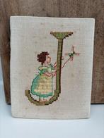 Oud geborduurd werkje met letter J en meisje, Hobby en Vrije tijd, Borduren en Borduurmachines, Ophalen of Verzenden, Gebruikt