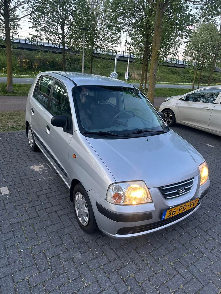 Hyundai Atos 1.1 2004 Grijs, Auto's, Hyundai, Bedrijf, Atos, Benzine, C, Hatchback, Handgeschakeld, Origineel Nederlands, Zilver of Grijs