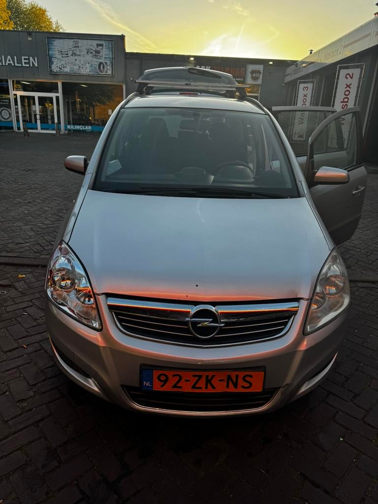 Opel Zafira 1.6 16V 85KW 2008 Grijs, Auto's, Voorwielaandrijving, 4 cilinders, 7 stoelen, 75 €/maand