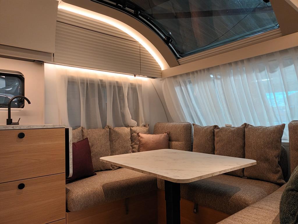 Adria Adora 522 UP, Rondzit, Bedrijf, Schokbreker, 5 tot 6 meter