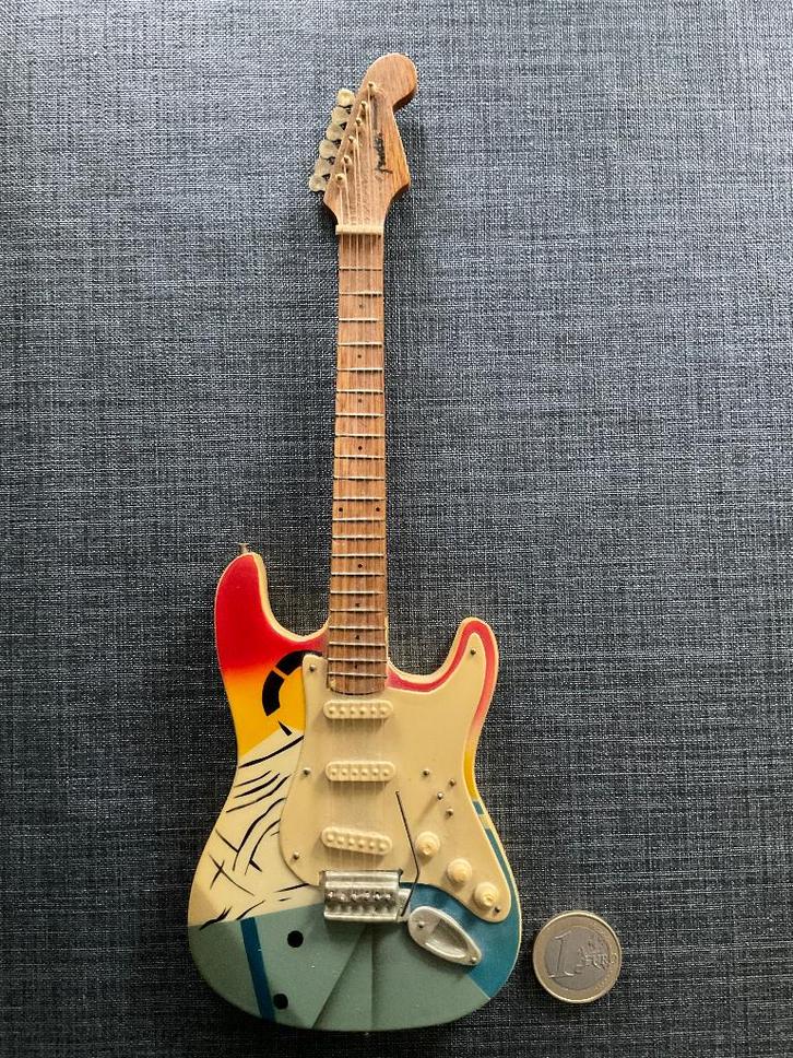 Mini Gitaar Eric Clapton Axe  Heaven Crash 1 Tribute, Verzamelen, Muziek, Artiesten en Beroemdheden, Zo goed als nieuw, Pop, Beeldje of Miniatuur
