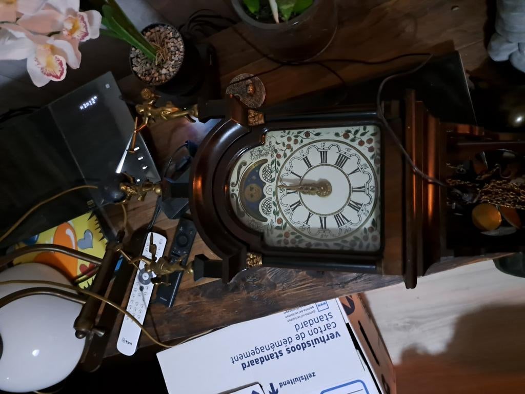 Houten klok met maanstand, Ophalen