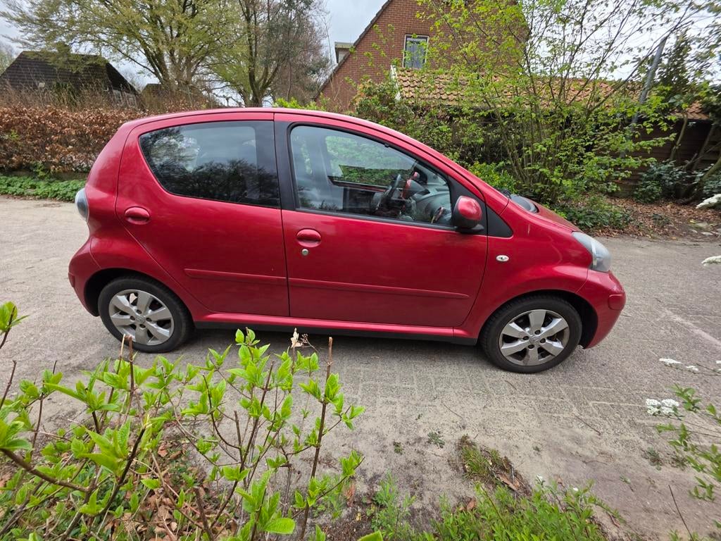 Toyota Aygo 1.0 12V Vvt-i 5DRS 2010 Rood, 2e eigenaar, Auto's, Voorwielaandrijving, 4 stoelen, 68 pk, Origineel Nederlands