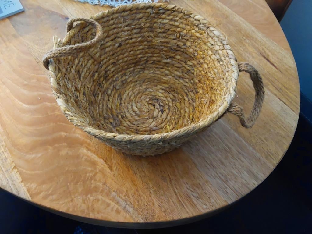 Decoratieve rieten mand met handvaten, Huis en Inrichting, Ophalen of Verzenden, Zo goed als nieuw