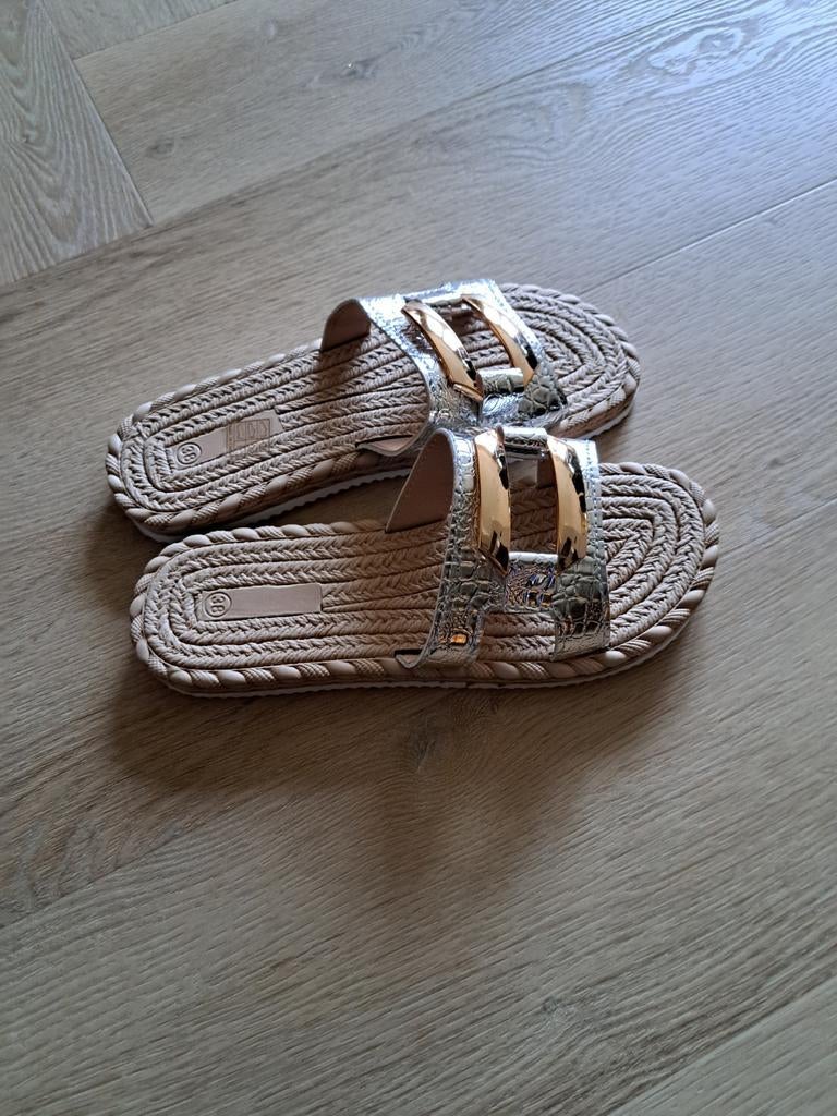 DAMES SLIPPERS NIEUW MAAT 38, Kleding | Dames, Schoenen, Ophalen of Verzenden, Nieuw, Overige kleuren