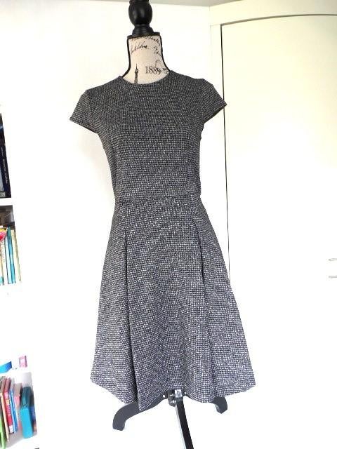 zwart wit jurk met vaste klokrok -uitlopende rok, H&M, mt S, H&M, Zwart, Ophalen of Verzenden, Zo goed als nieuw