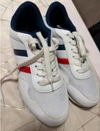 Witte sneakers met blauwe en rode streep, Kleding | Dames, Ophalen of Verzenden, Gedragen, Wit, Sneakers of Gympen