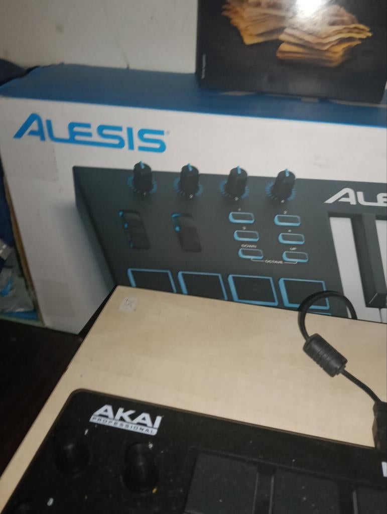 Alesis V49 MIDI Keyboard, Midi-aansluiting, Ophalen of Verzenden, Zo goed als nieuw, 49 toetsen
