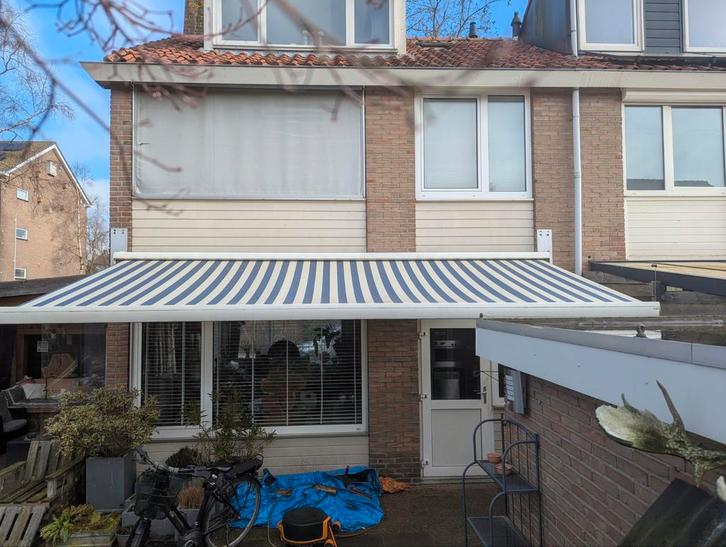 Handmatig knikarm zonnescherm 5.50m breed, Tuin en Terras, Zonneschermen, Gebruikt, Knikarmscherm, 150 tot 300 cm, 450 cm of meer