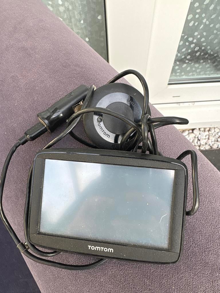 TomTom navigatiesysteem met autolader, Ophalen of Verzenden, Gebruikt