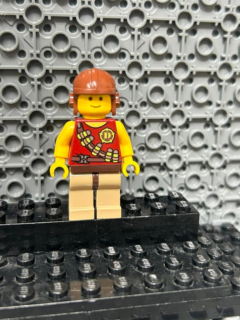 LEGO minifiguur avonturier rood shirt helm adv025, Ophalen of Verzenden, Zo goed als nieuw, Minifiguur, Lego