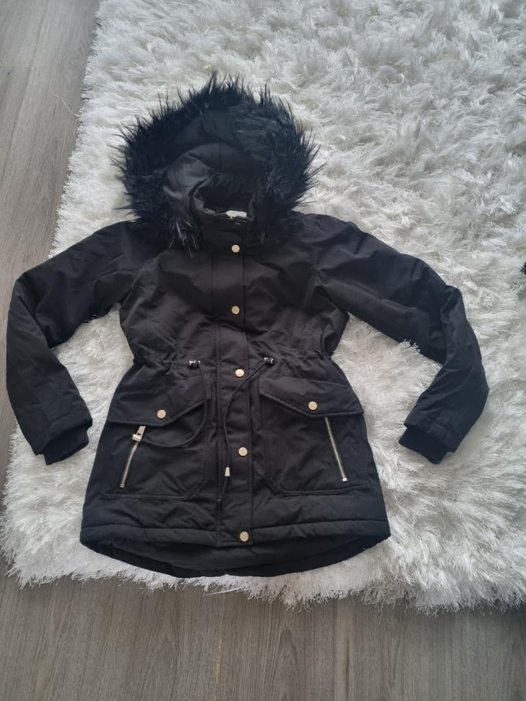 Zwarte winterjas met bontkraag en gouden details, Kleding | Dames, Jassen | Winter, Maat 38/40 (M), Zwart, Ophalen of Verzenden