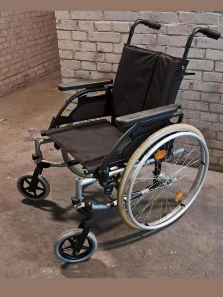 Te koop, Basil merk merk rolstoel is nieuwe conditie bijna., Ophalen